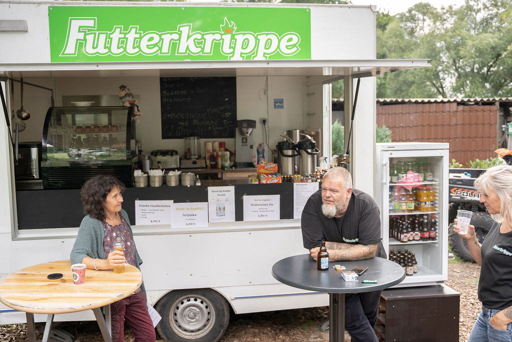 Futterkrippe-Denny-Silke-Gaeste